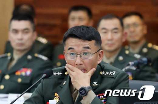 이승도 해병대사령관이 지난 15일 경기 화성시 해병대사령부에서 열린 국정감사에서 의원들의 질의를 경청하고 있다. /사진=뉴스1