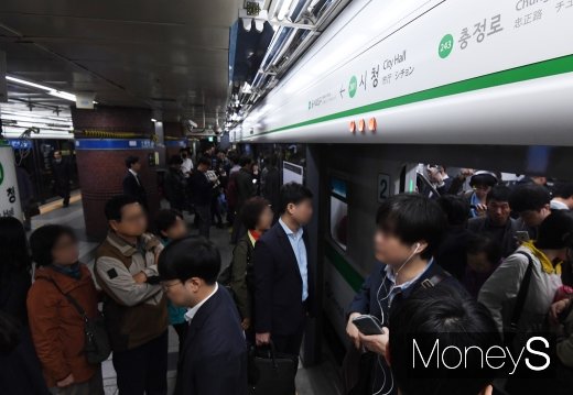 [머니S포토] 서울지하철 노사 협상 타결…'출근길 안심'