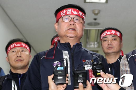 윤병범 서울교통공사 노조위원장이 전날인 15일 오후 서울 성동구 서울교통공사 본사에서 노사 협상 결렬을 선언하고 있다. /사진=뉴스1