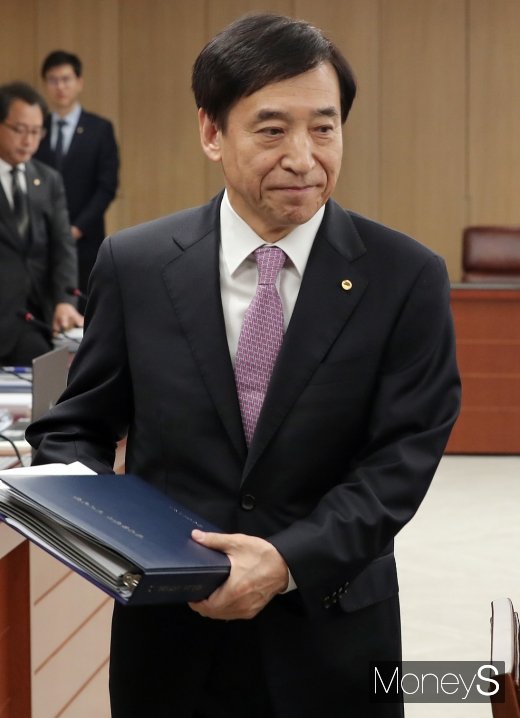 [머니S포토] 통화정책회의에 참석하는 이주열 총재