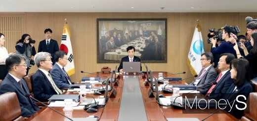 [머니S포토] 이주열 한은 총재 금통위 통화정책회의 주재