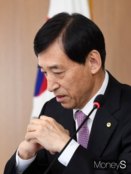 [머니S포토] 금리인하 결정하는 이주열 총재