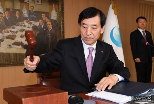 이주열 한국은행 총재가 16일 오전 서울 중구 한국은행실에서 열린 금융통화위원회 통화정책회의에서 의사봉을 두드리고 있다. / 사진=머니S 장동규 기자.