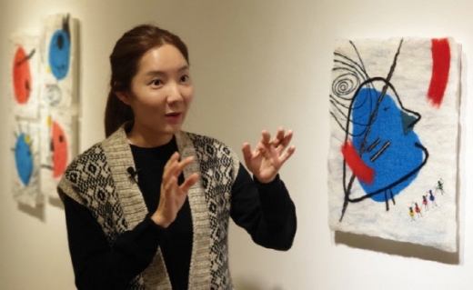 펠트 소재로 한 작품 전시회를 열고 있는 조민정 작가/사진제공=조민정 작가