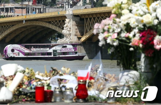 지난 5월29일 크루즈선 '바이킹 시긴'호와 충돌한 유람선 '허블레아니'호의 침몰 장소에 사망자들을 추모하는 꽃이 놓여 있다. /사진=뉴스1