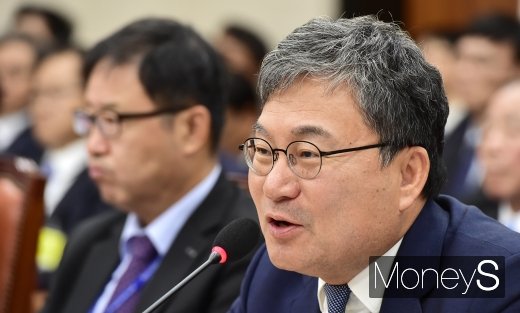 [머니S포토] 국감장에서 답변하는 이상직 중진공 이사장