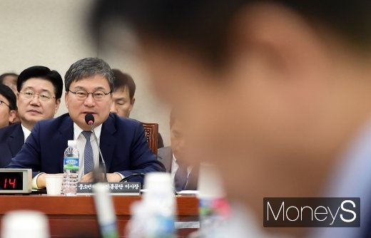 [머니S포토] 2019 산자위 국감, 의원 질의 답하는 이상직