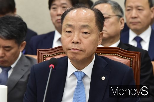 [머니S포토] 2019 산자위 국감 참석한 조봉환 이사장