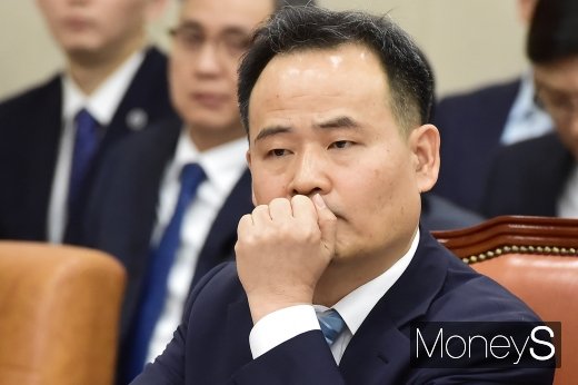 [머니S포토] 질의 경청하는 김광현 창업진흥원장