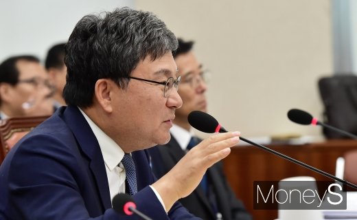 [머니S포토] 답변하는 이상직 중진공 이사장