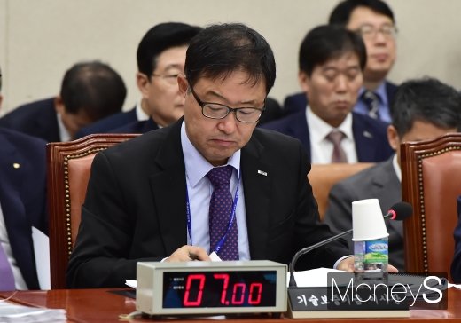 [머니S포토] 국감 자료 살피는 정윤모 기보 이사장