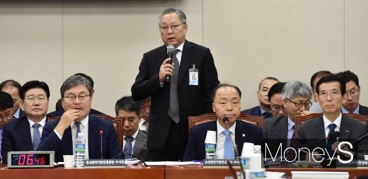 [머니S포토] 수입산 재료 전통음식 판매에 대해 답변하는 최창희 공영홈쇼핑 사장