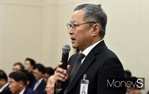 [머니S포토] 답변하는 최창희 공영홈쇼핑 사장