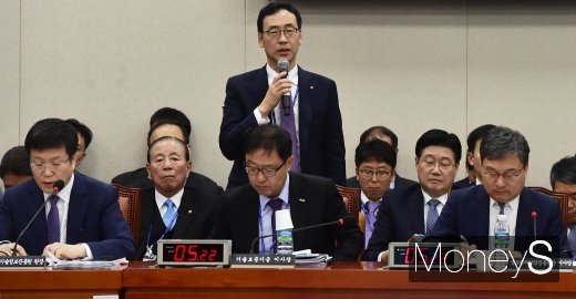 [머니S포토] 산자중기위 국감서 답변하는 한국벤처투자 대표