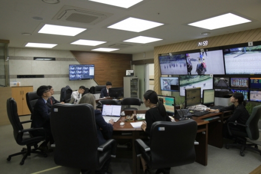 부경본부 심판들이 경주전개를 심의하고 있다./사진제공=렛츠런파크 부산경남