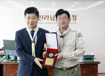 장석웅 전남교육감(사진 왼쪽)과 강원배 전남연맹 부연맹장 /사진제공= 도 교육청