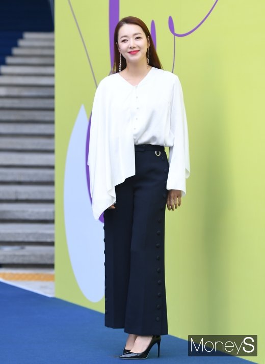 [머니S포토] 소이현, 블라우스와 블랙팬츠로 패션 완성