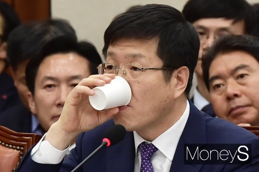 [머니S포토] 국감 받다 물 마시는 최철안 기정원장
