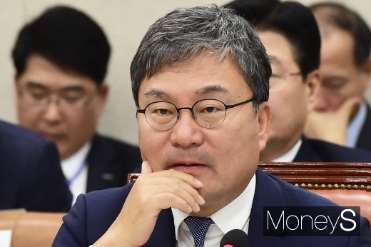 [머니S포토] 질의 경청하는 이상직 중진공 이사장