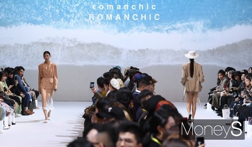 [머니S포토] 단아하고 청순한 로맨시크(ROMANCHIC)쇼