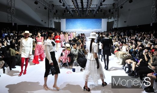 [머니S포토] '2020 S/S 서울패션위크'의 로맨시크(ROMANCHIC) 패션쇼