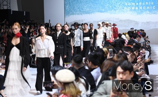 [머니S포토] '2020 S/S 서울패션위크'의 로맨시크(ROMANCHIC) 패션쇼