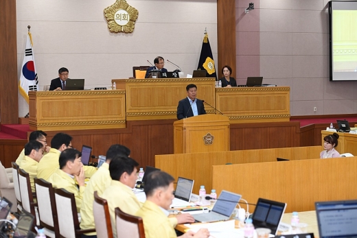 정덕영 의원이 '북한산국립공원 우이령길 전면 개방 촉구 건의안'을 대표 발의하고 있다. / 사진제공=양주시 