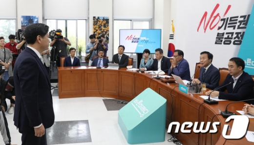 지상욱 바른미래당 의원(왼쪽)이 지난달 20일 국회에서 열린 최고위원회의에서 손학규 대표(오른쪽 두번째)와 하태경 최고위원의 징계와 관련해 논쟁을 벌이고 있다. /사진=뉴스1