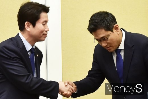 [머니S포토] 인사 나누는 이인영-오신환