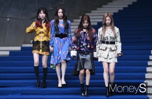 [머니S포토] 아이즈원 사쿠라·이채연·강혜원·김민주, 레트로 감성 스타일