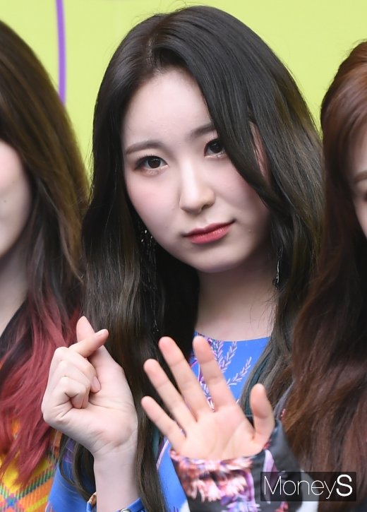 [머니S포토] 아이즈원 이채연 '깜찍 하트'