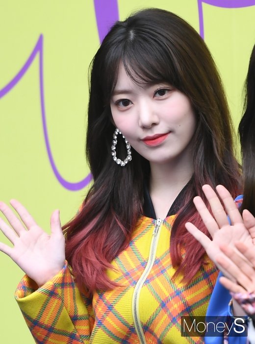 [머니S포토] 아이즈원 미야와키 사쿠라 '예쁜 애 여기 있어요~'