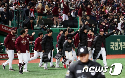 키움 히어로즈 선수단이 지난 15일 인천 SK 행복드림구장에서 열린 2019 KBO리그 SK 와이번스와의 플레이오프 2차전 경기에서 8-7로 승리한 뒤 기뻐하고 있다. /사진=뉴스1