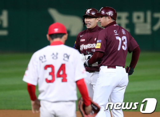 키움 히어로즈 타자 송성문(가운데)이 지난 15일 인천 SK 행복드림구장에서 열린 2019 KBO리그 SK 히어로즈와의 플레이오프 2차전 경기에서 8회초 대타로 나와 역전 적시 2루타를 때린 뒤 오윤 코치와 기뻐하고 있다. /사진=뉴스1