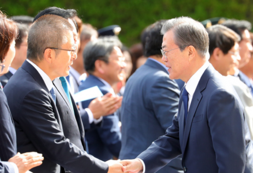 문재인 대통령(오른쪽)이 16일 경남대학교에서 개최된 '제40회 부마민주항쟁 기념식'에 참석해 황교안 자유한국당 대표와 인사하고 있다. /사진=뉴스1