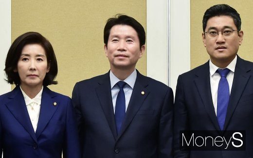 나경원 자유한국당 원내대표, 이인영 더불어민주당 원내대표, 오신환 바른미래당 원내대표(왼쪽부터)가 지난 16일 국회에서 패스트트랙으로 지정된 검찰 및 사법개혁 법안 처리 관련 회의를 갖기 전 기념촬영을 하고 있다. /사진=임한별 기자
