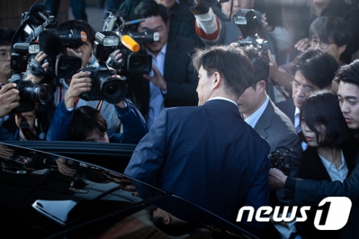 조국 전 법무부 장관이 지난 14일 전격 사의를 표명한 뒤 정부과천청사 법무부청사를 떠나고 있다. /사진=뉴스1