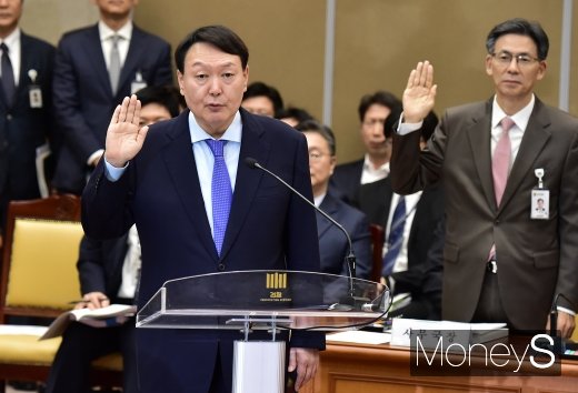 [머니S포토] 막오른 대검 특감, 증인선서하는 윤석열 총장