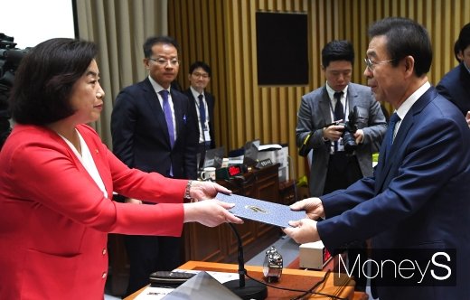 [머니S포토] 선서문 전달하는 박원순 시장