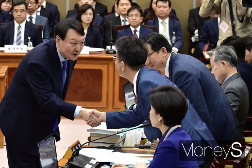 [머니S포토] 국회의원들과 인사 나누는 윤석열 총장