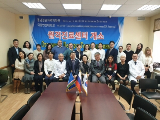 동남권원자력의학원 관계자들이 러시아 야쿠츠크 북동연방대학교병원에서 원격진료센터 개소식을 가진 후 기념촬영을 하고 있다./사진제공=동남권원자력의학원