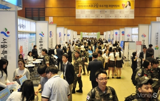 서울 강남구 코엑스에서 열린 '2019 제1차 KB굿잡 우수기업 취업박람회'를 찾은 구직자들로 행사장이 붐비고 있다./사진=장동규 기자
