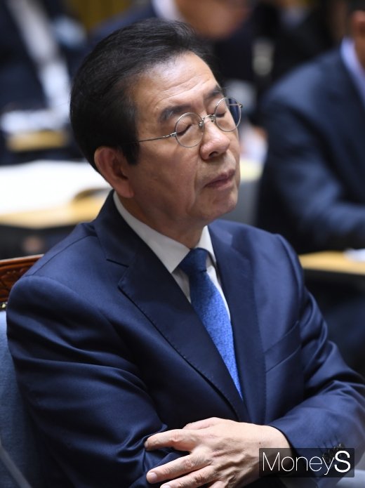 [머니S포토] 질의에 집중하는 박원순 서울시장
