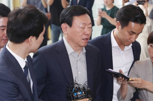 신동빈 롯데그룹 회장이 16일 오전 서울 송파구 롯데월드타워에서 열린 하반기 사장단 회의에 참석하며 취재진의 질문을 받고 있다. / 사진=머니투데이DB