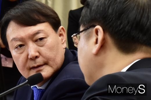 [머니S포토] 대검 국감, 의견 나누는 윤석열 검찰총장