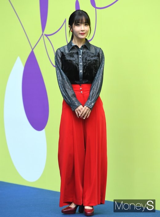 [머니S포토] 조현영, 눈에 띄는 빨간팬츠