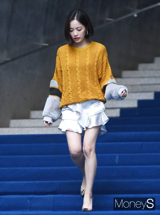 [머니S포토] 배윤경 '높은 계단 조심조심'