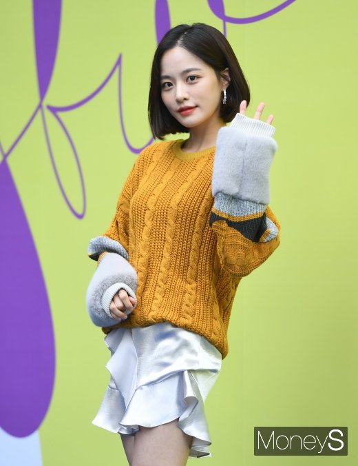 [머니S포토] 배윤경, 국민썸녀의 손인사