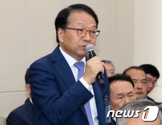 한인섭 한국형사정책연구원장이 17일 서울 여의도 국회에서 열린 정부출현 연구기관 국정감사에서 질의에 답하고 있다, /사진=뉴스1