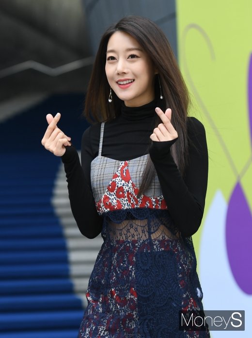 [머니S포토] 오승아 '사랑스러운 하트'